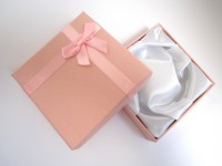 /album/doces-lembran%c3%a7as/pl1628730-pink-chocolate-square-cardboard-gift-packaging-boxes-with-lids-glossy-lamination-jpg/